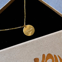 Paros Kette 24K vergoldet in der geöffneten DU BIST GRIECHE Schmuckbox