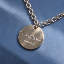 Kastoria Armband aus 925 Silber – runder Anhänger mit Gravur: Seeufer mit Häusern und Schriftzug „Καστοριά“