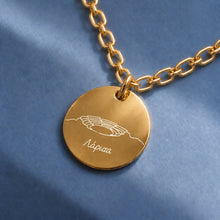 Larissa Armband 24K vergoldet – runder Anhänger mit Gravur: antikes Theater und Schriftzug „Λάρισα“