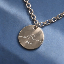 Milos Armband aus 925 Silber – runder Anhänger mit Gravur: Felsen von Sarakiniko und Schriftzug „Μήλος“