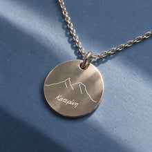 Katerini Kette aus 925 Silber – runder Anhänger mit Gravur: Olymp und Schriftzug „Κατερίνη“