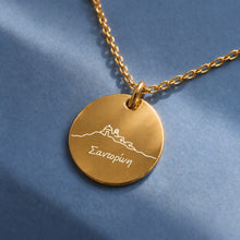 Santorini Kette 24K vergoldet – runder Anhänger mit Gravur: Kapelle mit Kuppel und Schriftzug „Σαντορίνη“