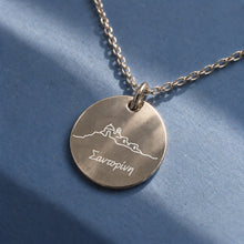 Santorini Kette aus 925 Silber – runder Anhänger mit Gravur: Kapelle mit Kuppel und Schriftzug „Σαντορίνη“