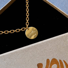 Ioannina Armband 24K vergoldet in der geöffneten DU BIST GRIECHE Schmuckbox