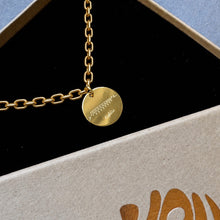 Kavala Armband 24K vergoldet in der geöffneten DU BIST GRIECHE Schmuckbox