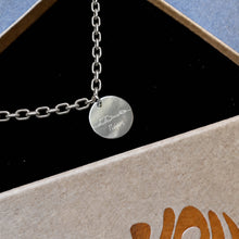 Paros Armband aus 925 Silber in der geöffneten DU BIST GRIECHE Schmuckbox