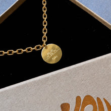 Rhodos Armband 24K vergoldet in der geöffneten DU BIST GRIECHE Schmuckbox