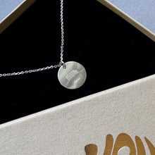 Athen Kette aus 925 Silber in der geöffneten DU BIST GRIECHE Schmuckbox