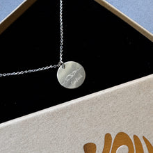 Grevena Kette aus 925 Silber in der geöffneten DU BIST GRIECHE Schmuckbox