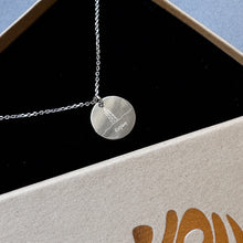 Kozani Kette aus 925 Silber in der geöffneten DU BIST GRIECHE Schmuckbox