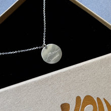 Santorini Kette aus 925 Silber in der geöffneten DU BIST GRIECHE Schmuckbox
