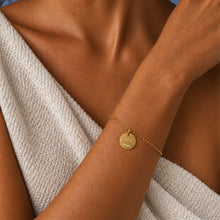 [KI] Model trägt das Katerini Armband 24K vergoldet am Handgelenk