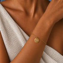 [KI] Model trägt das Kavala Armband 24K vergoldet am Handgelenk