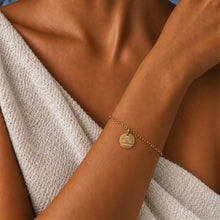 [KI] Model trägt das Thessaloniki Armband 24K vergoldet am Handgelenk