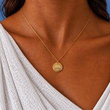 [KI] Model trägt die Athen Kette 24K vergoldet am Hals