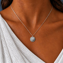 [KI] Model trägt die Athen Kette aus 925 Silber am Hals