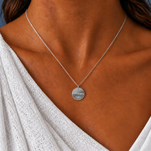 [KI] Model trägt die Kavala Kette aus 925 Silber am Hals