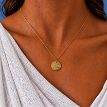 [KI] Model trägt die Korfu Kette 24K vergoldet am Hals