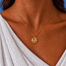 [KI] Model trägt die Kos Kette 24K vergoldet am Hals