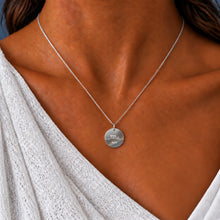 [KI] Model trägt die Kreta Kette aus 925 Silber am Hals