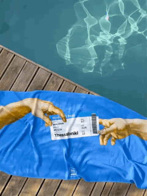 Handtuch mit Boardingpass am Pool