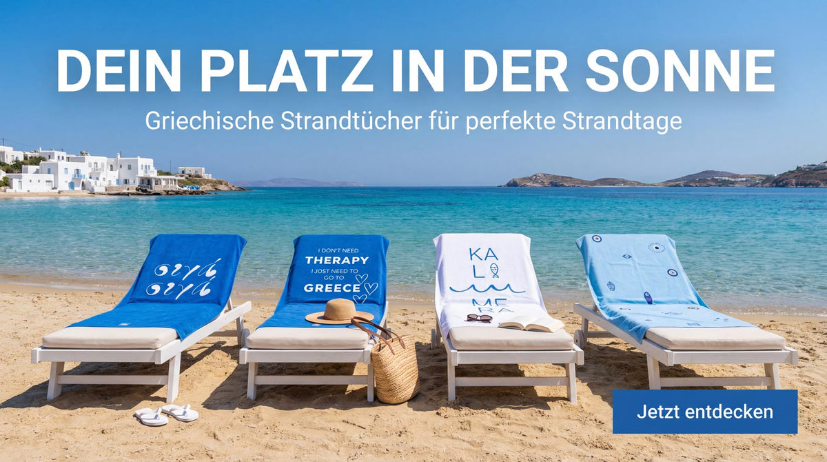 „Dein Platz in der Sonne“: vier Sonnenliegen mit griechischen Strandtüchern am Sandstrand vor türkisem Meer [KI]