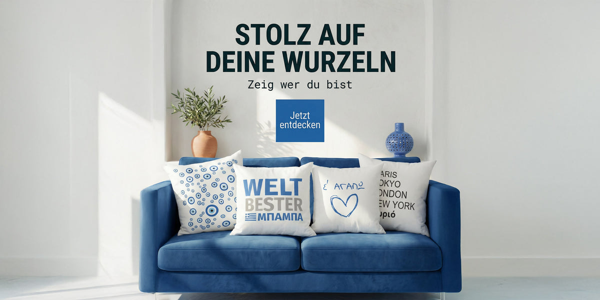 „Stolz auf deine Wurzeln“: blaues Sofa mit vier griechischen Kissen, darunter „Welt bester Μπαμπά“ und „S’agapo“ [KI]