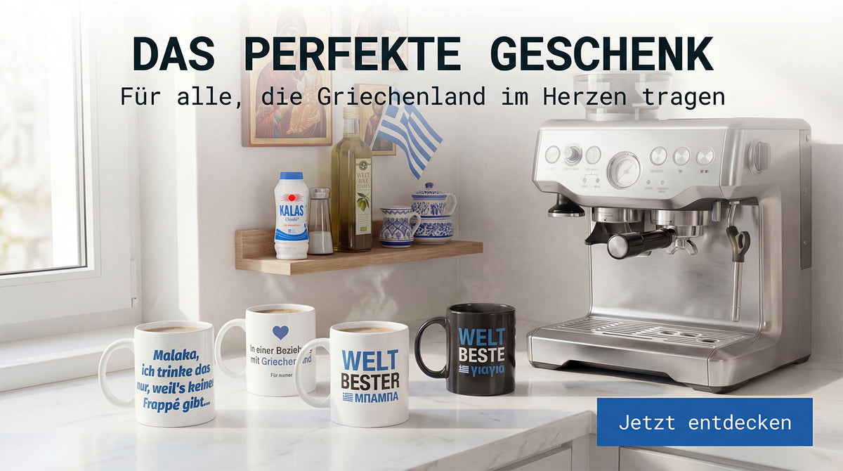 „Das perfekte Geschenk“: vier Tassen mit griechischen Sprüchen auf heller Küchenarbeitsplatte neben Siebträgermaschine [KI]